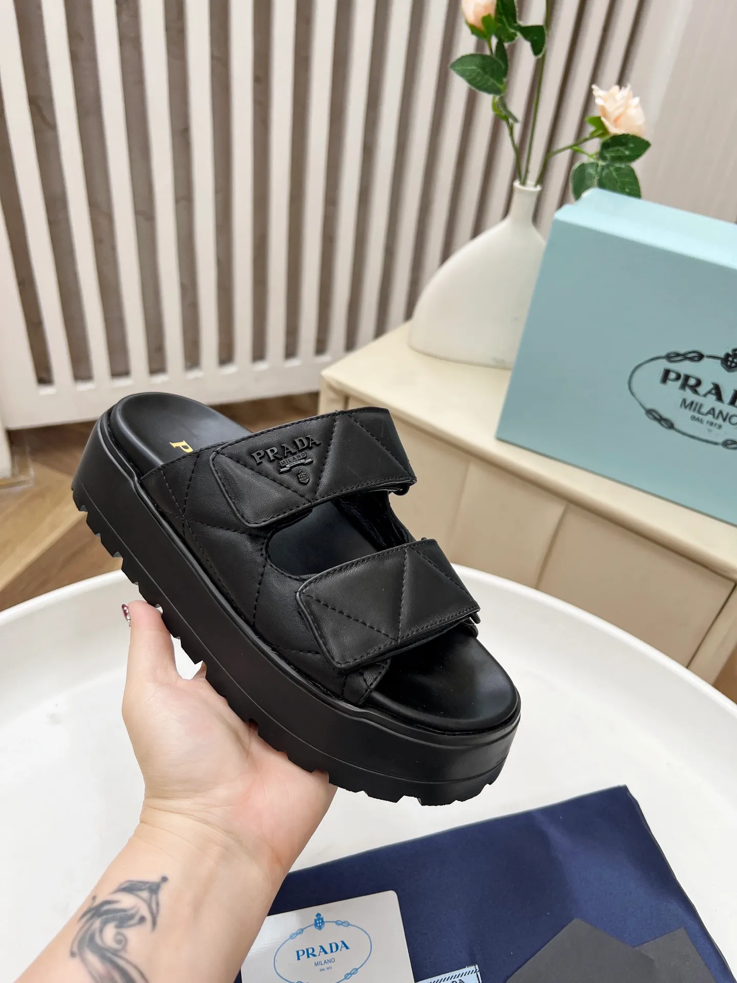👟👟Ex-factory price 440👟👟 Prada/Prada 25ss summer new couple's beach thick-soled Birkenstock sandals. This shoe style is really a classic design that will not go out of style and is in line with everyone's current pursuit of comfortable and healthy wearing concepts. It is regarded by many domestic and foreign celebrities and fashionistas as an important choice for daily slippers. ✔Upper: imported super soft sheepskin ✔Inner lining: imported sheepskin ✔Hardware: Original molded split hardware ✔Outsole: Ultra-light, wear-resistant and non-slip foam sole ✔Number of yards: 35~40 (custom-made 40 pieces are non-refundable)